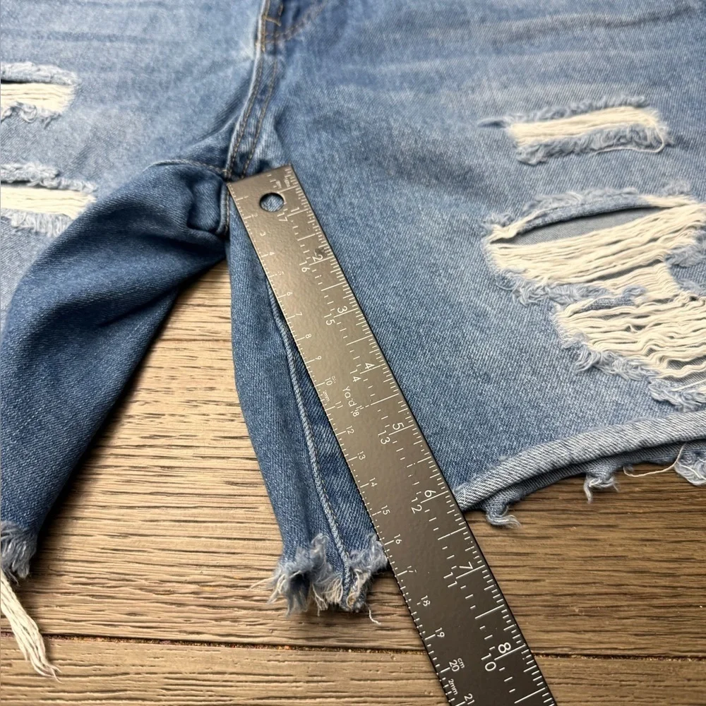 Fashion Nova Size 11 Women Distressed Mid Rise Jean Shorts